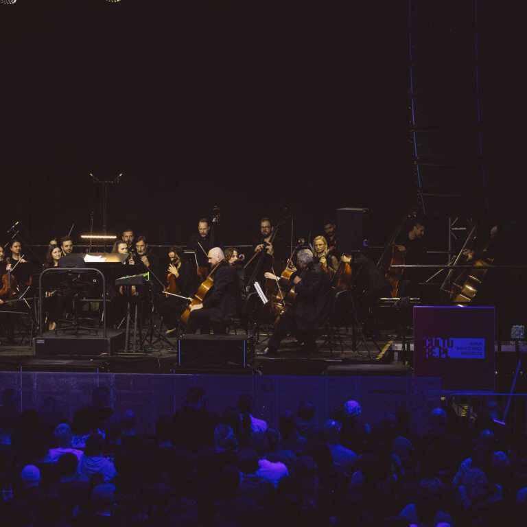 Sinfonietta Cracovia plays Mica Levi