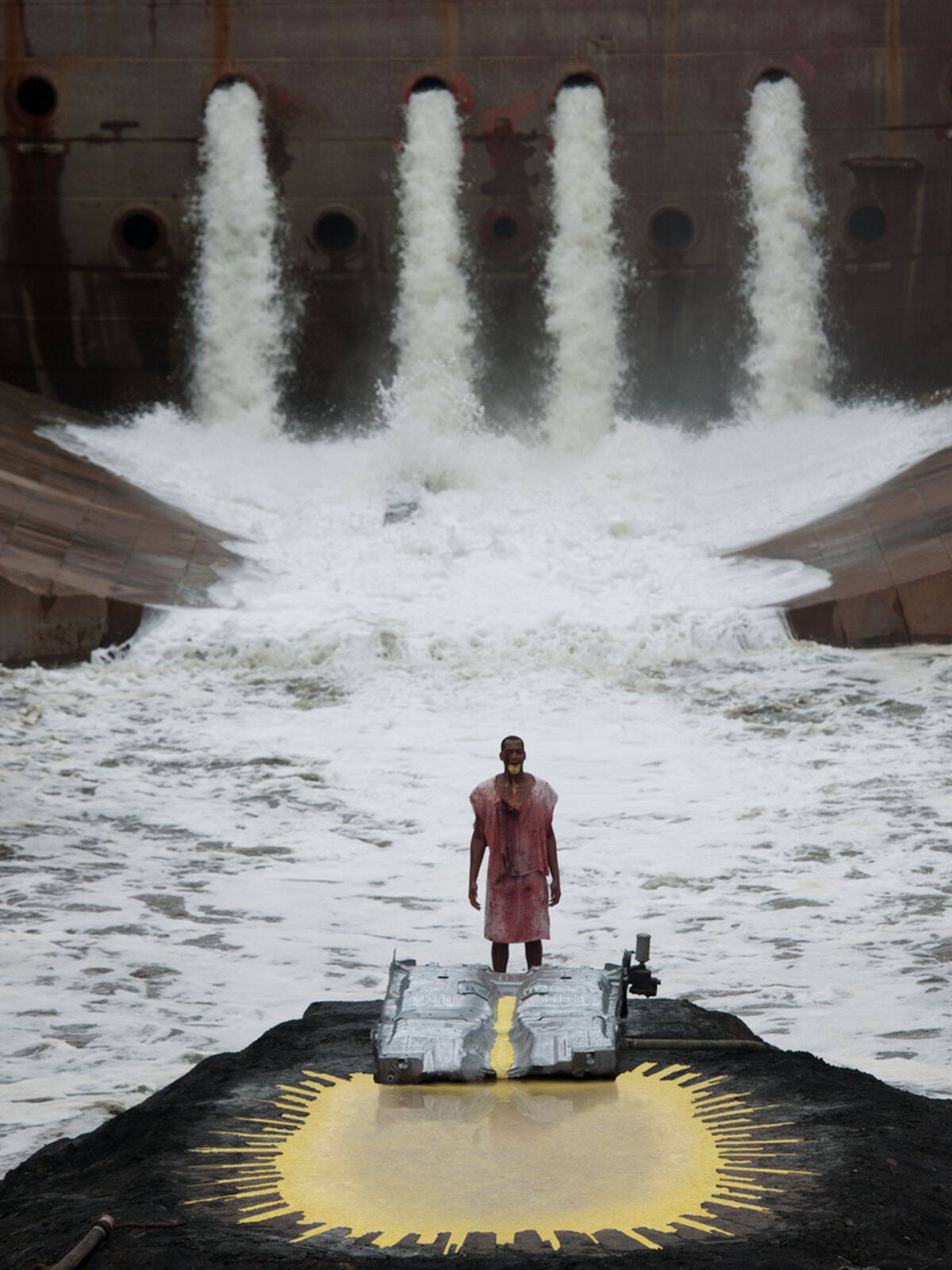 zdjęcie przedstawia Matthew Barney and Jonathan Bepler’s River of Fundament with live scoring by Bepler feat. Adam Gołębiewski & Martyna Basta